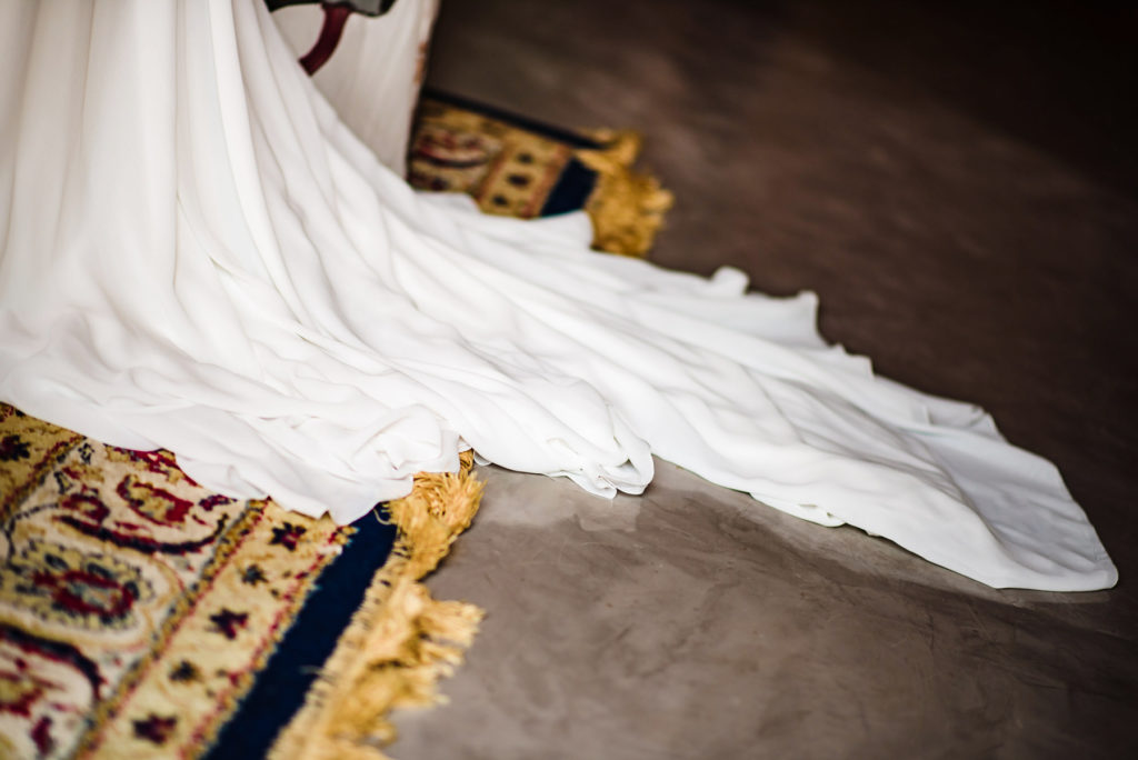 detalle de la cola del vestido de novia