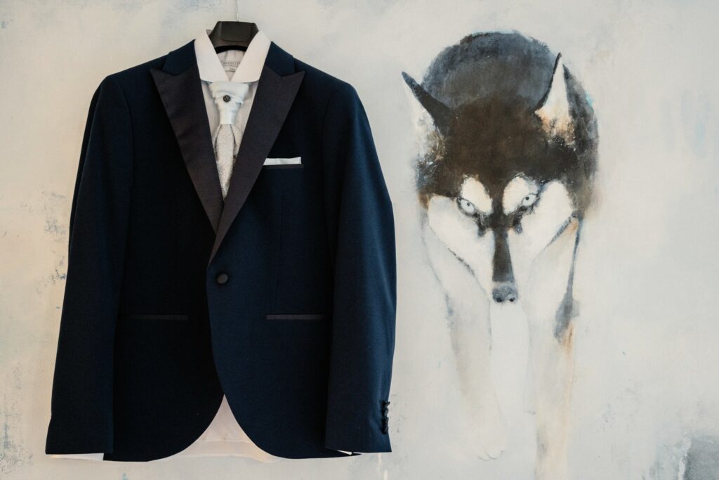 traje del novio colgado