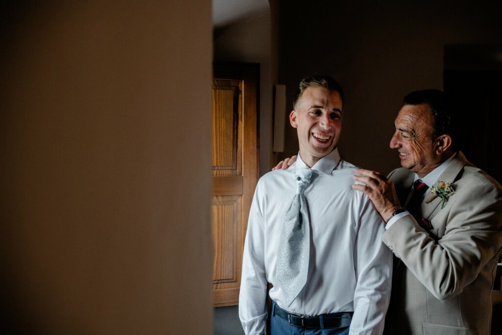 padre del novio sonriendo