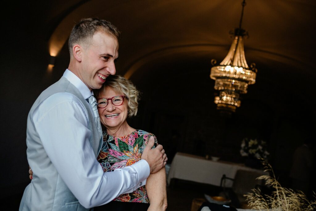 novio abrazando a su madre