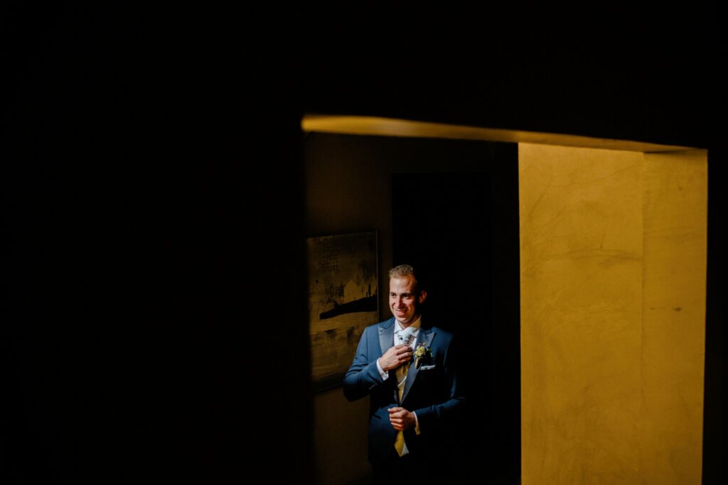 novio colocándose bien el corbatín