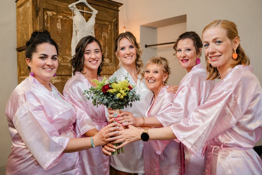 damas de honor y novia sujetando el ramo