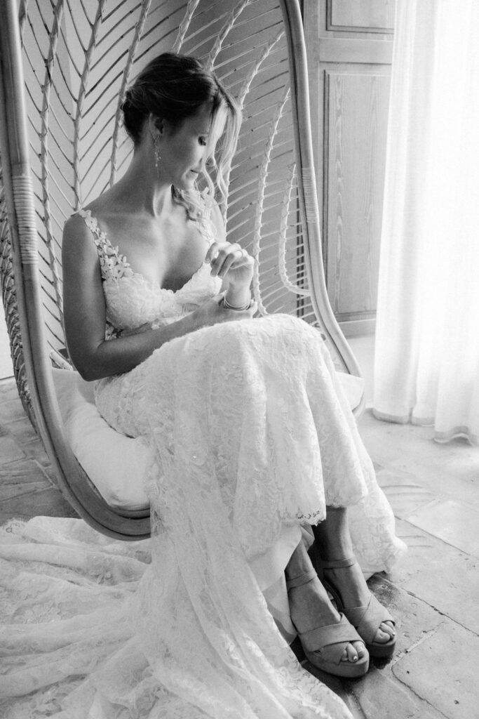 Novia sentada mirándose la pulsera