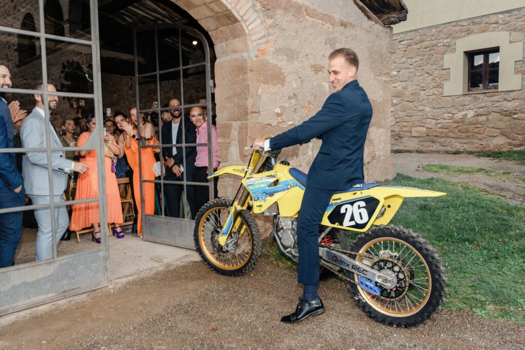 llegada del novio en moto a la ceremonia
