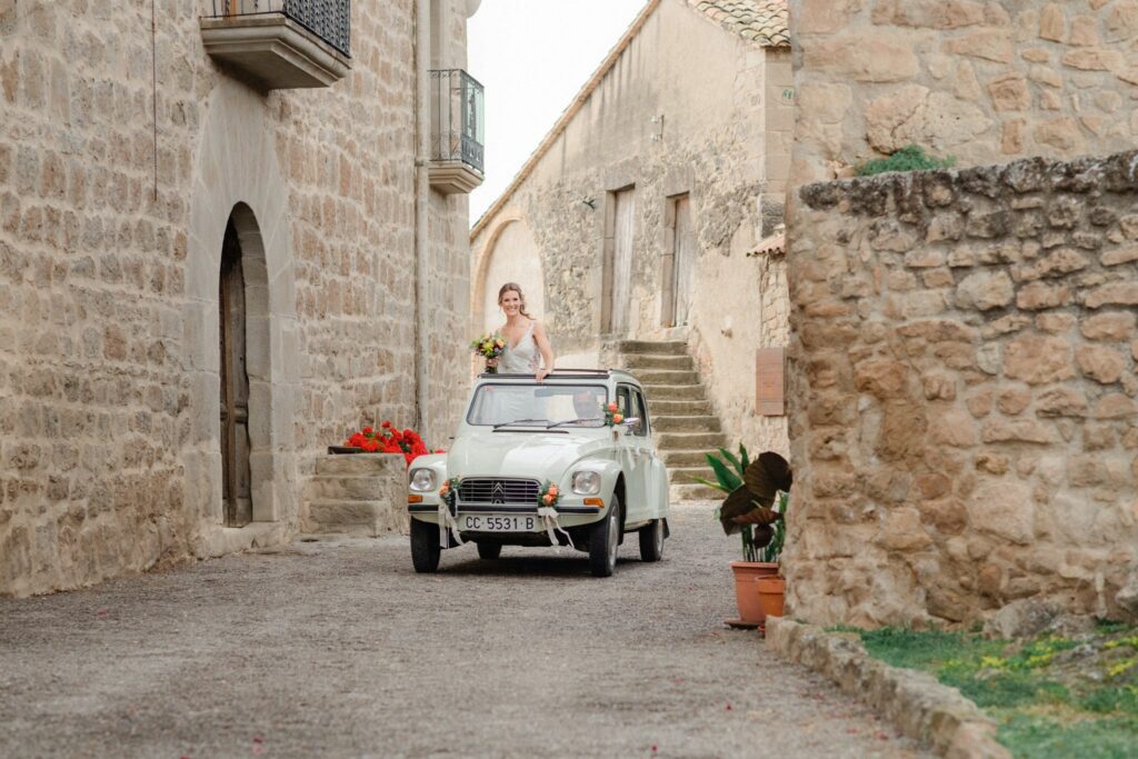 llegada de la novia en coche antiguo a la ceremonia