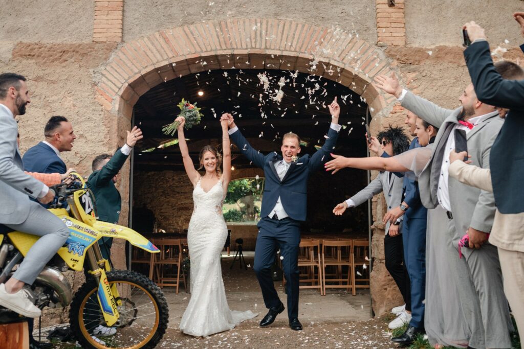 salida de los novios ya casados