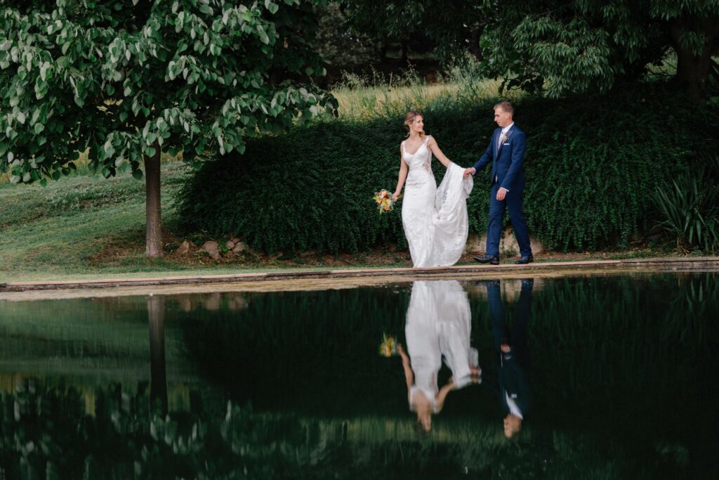 los novios andando delante de la piscina