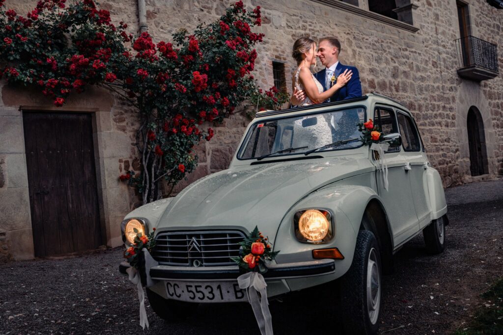 novios subidos en el coche dándose un beso