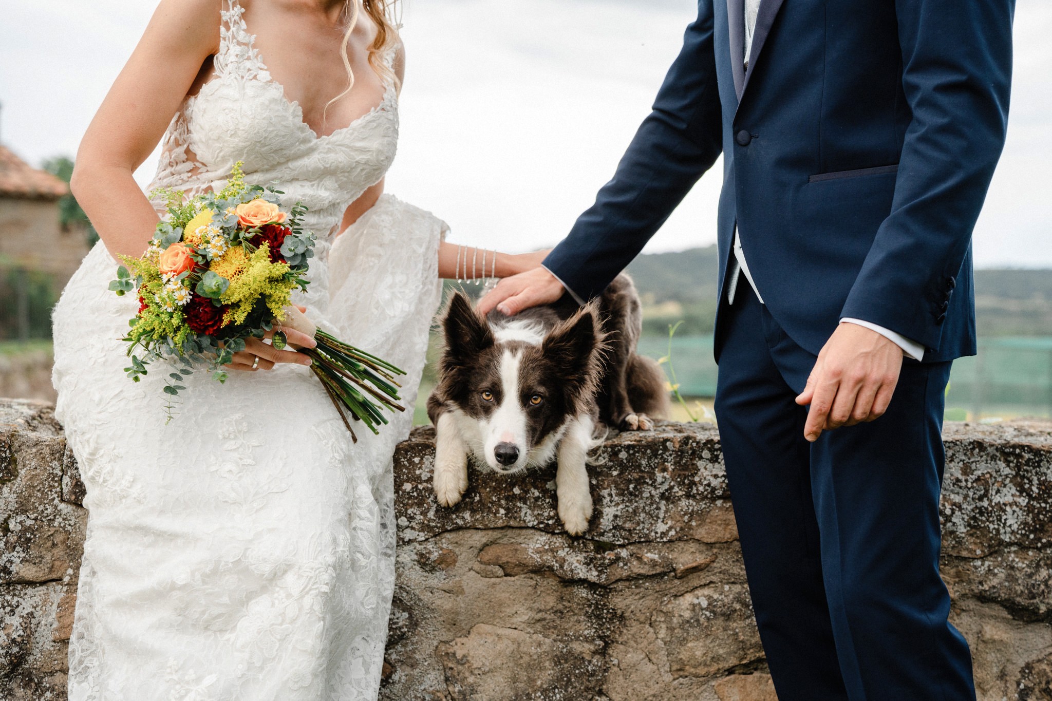 los novios con su perro