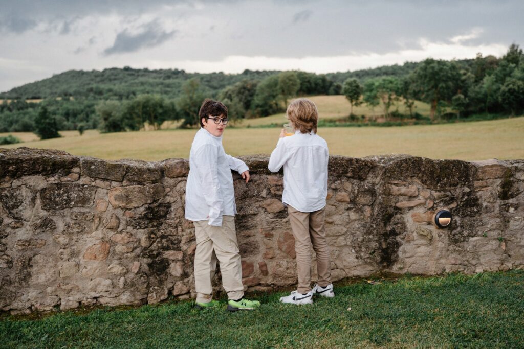 dos niños mirando el paisaje
