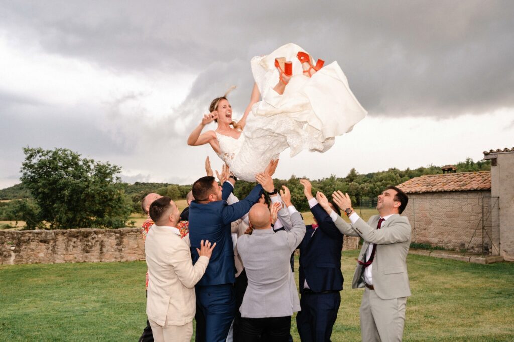 la novia está siendo manteada por los amigos