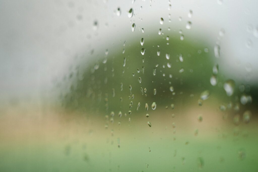 gotas de agua resvalando por el cristal