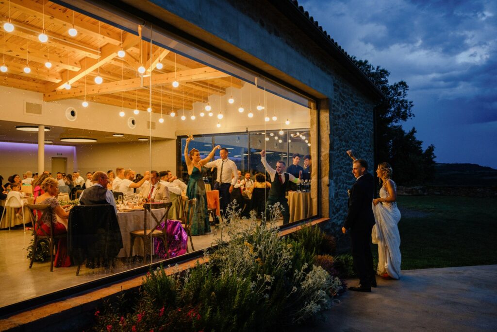 novios mirando el salón desde fuera
