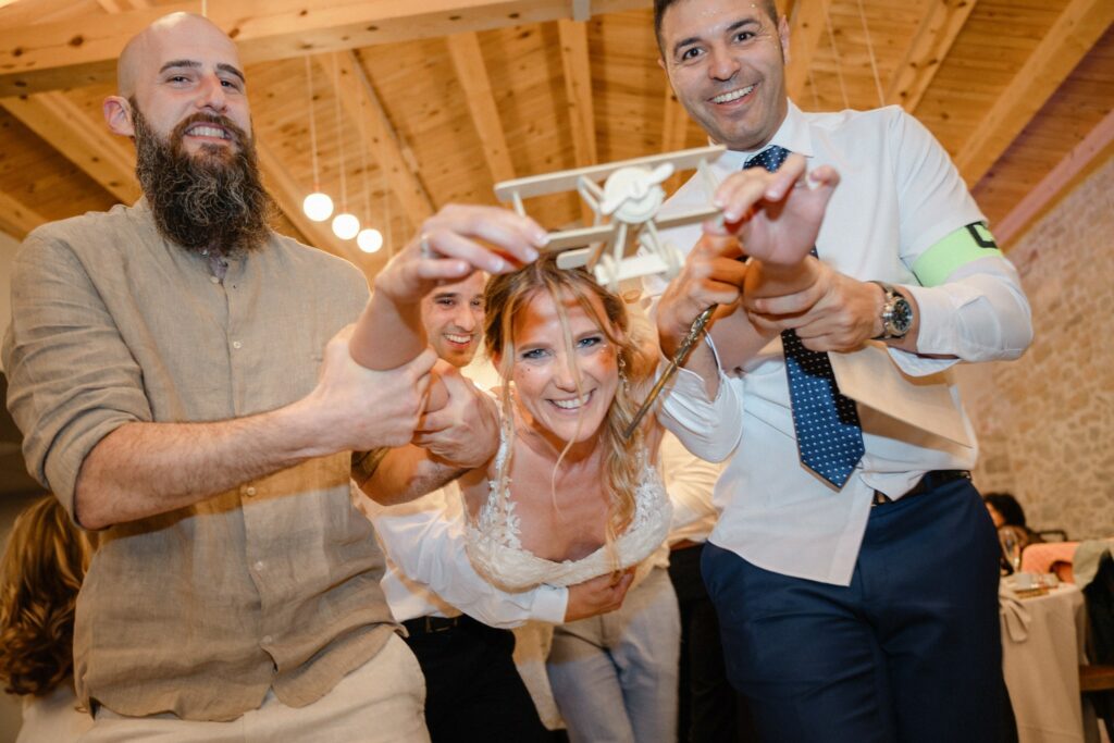 novia llevada en brazos